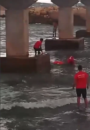 بالفيديو: وحدة الحماية البحرية تُسعف شاباً تواصلاً تحت جسر عبد الوهاب