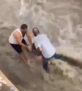 سيول تجرف طفلاً… والأهلي ينتزعونه من الماء (فيديو)