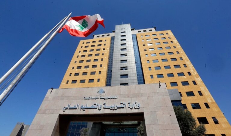 أسعار الكتب تشعل الاهالي… ووزارة التربية توضّح من يملك قرار التسعير