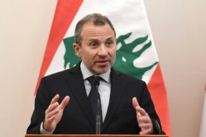 باسيل يهاجم من بوابة الخارجية… “يتشمّس ولبنان يتعرض للقصف”