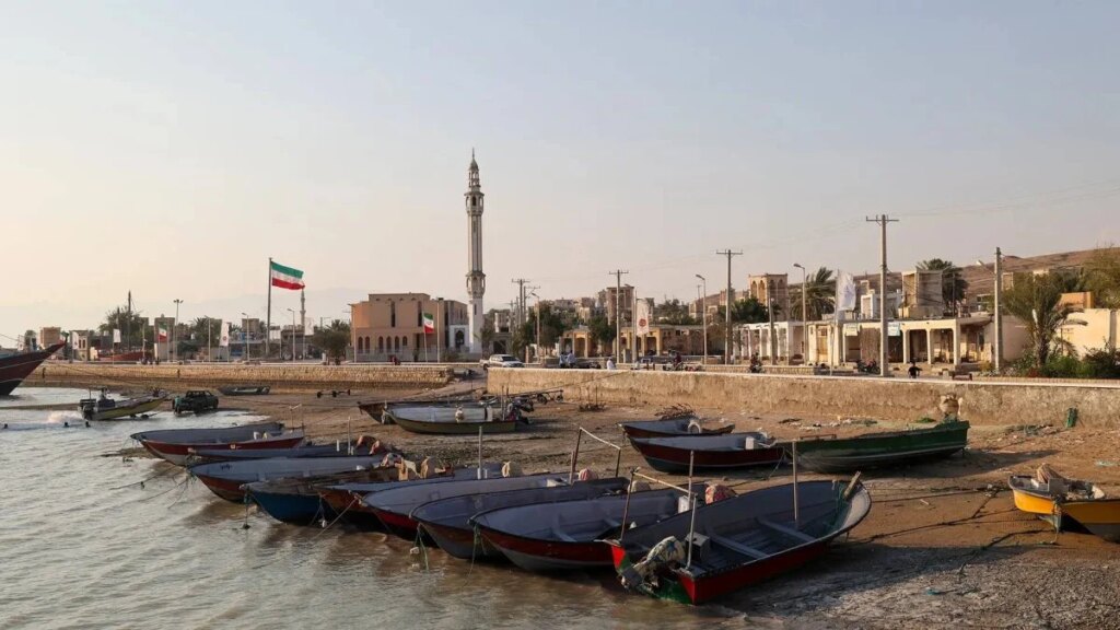 دوي انفجارين في قشم بني… والغموض يأتي من البحر
