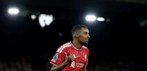 إيساك بقميص ليفربول.. ماما تُشعل الميركاتو