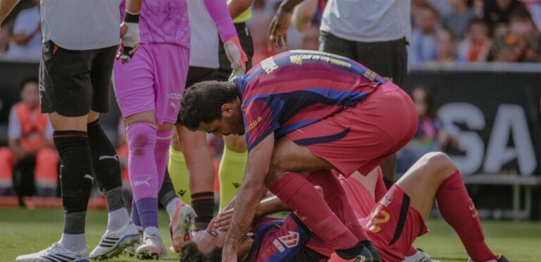 عن طريق الخطأ.. اللاعب برشلونة يسبب بكسر أنف زميله خلال اللعبة