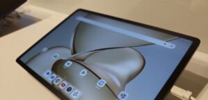 شاشة TCL تزيح عن حاسوبها اللوحي الجديد بمواصفات خاصة