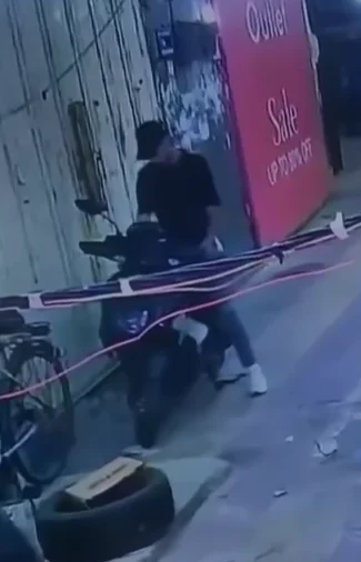 دراجة نارية في ميناء الميناء.. وكاميرات المراقبة توثّق الطريقة (فيديو)