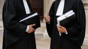 ارتدى الروب وزاول “المحاماة”… لطرد عوارض الزهايمر!