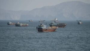 ضرر جديد وضيق هرمز وطهران الملابس