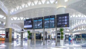 السعودية توعد الحوثيين برد حازم الهجومية مطار الرياض